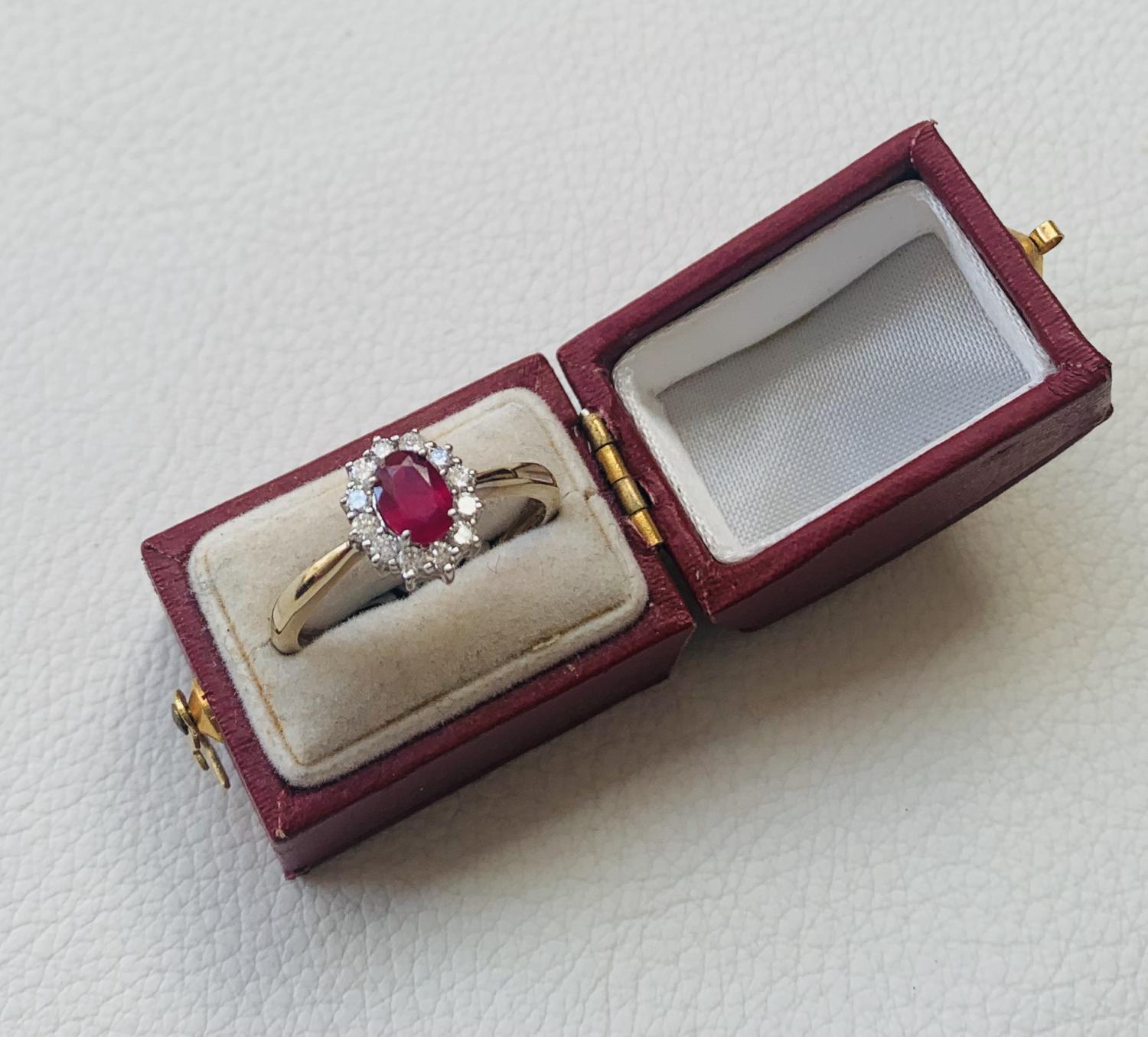 14k geelgouden entourage ring bezet met robijn en briljant - Goudcentrum.nl 